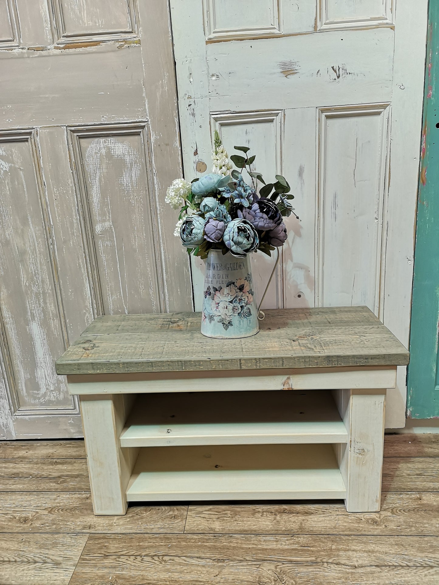 Size: Small - Greywash & Pale Mortlake Shab