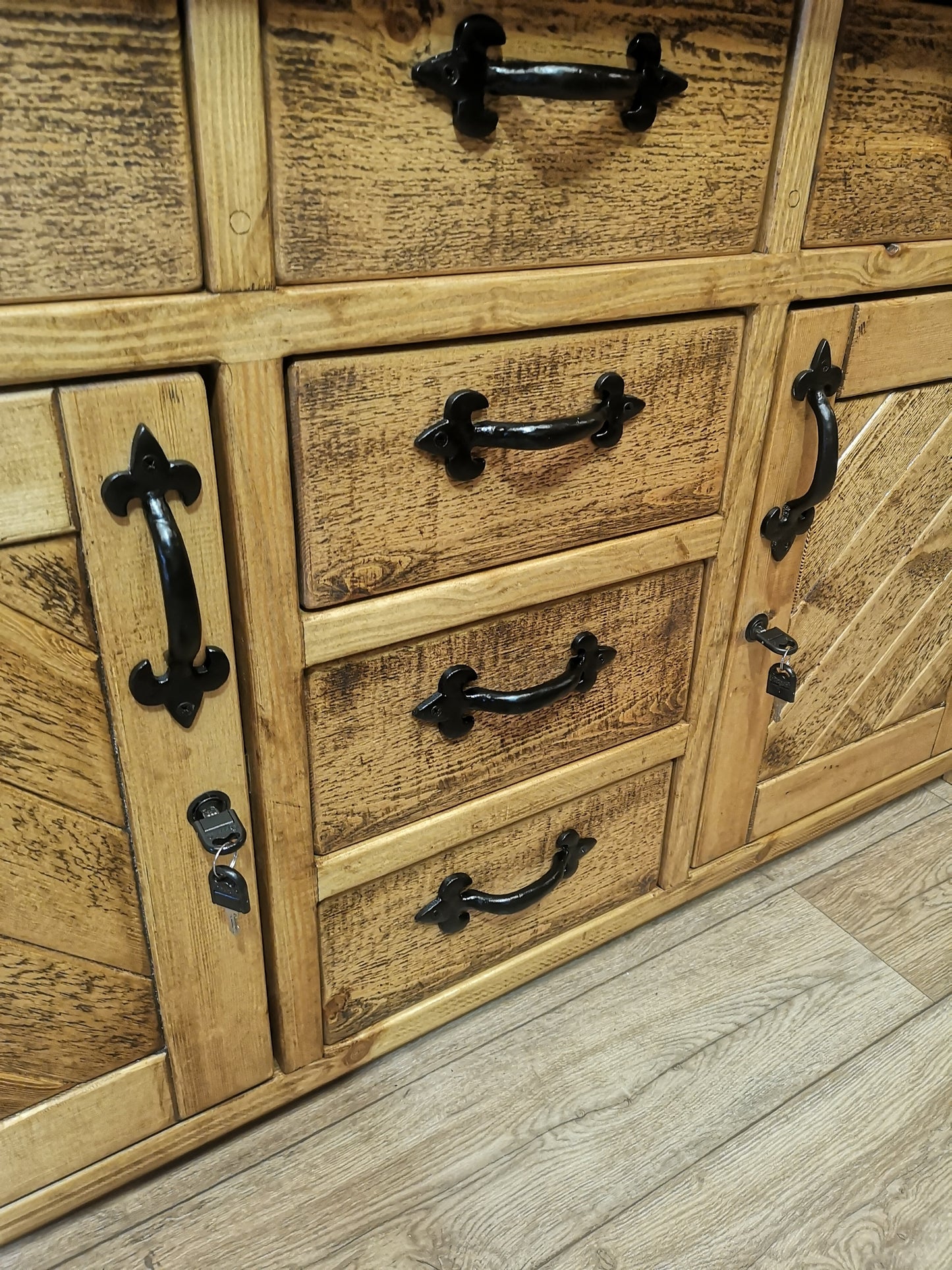 Medium Oak with Black Fleur de Lys