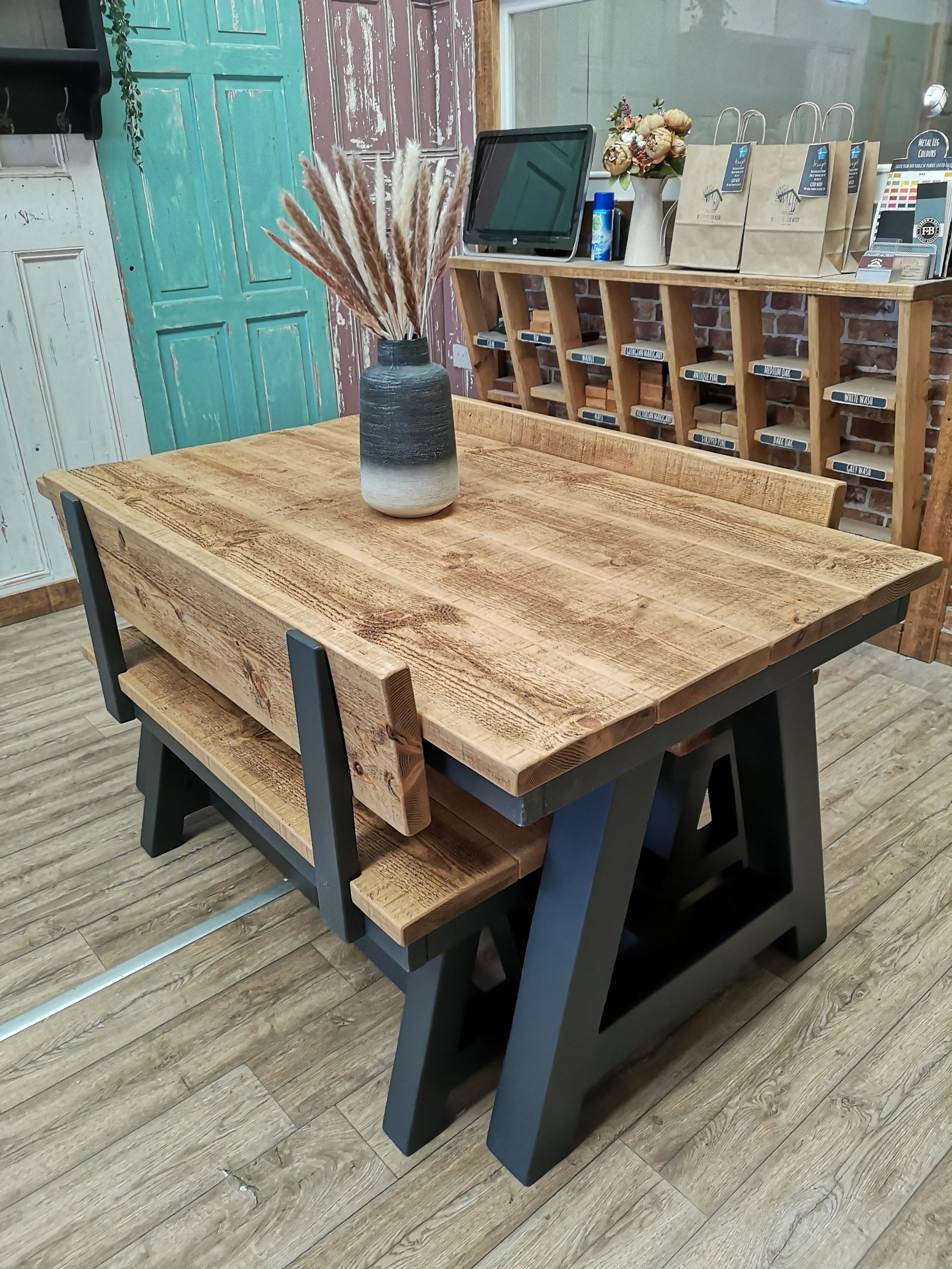 Medium Oak & Pitch Black