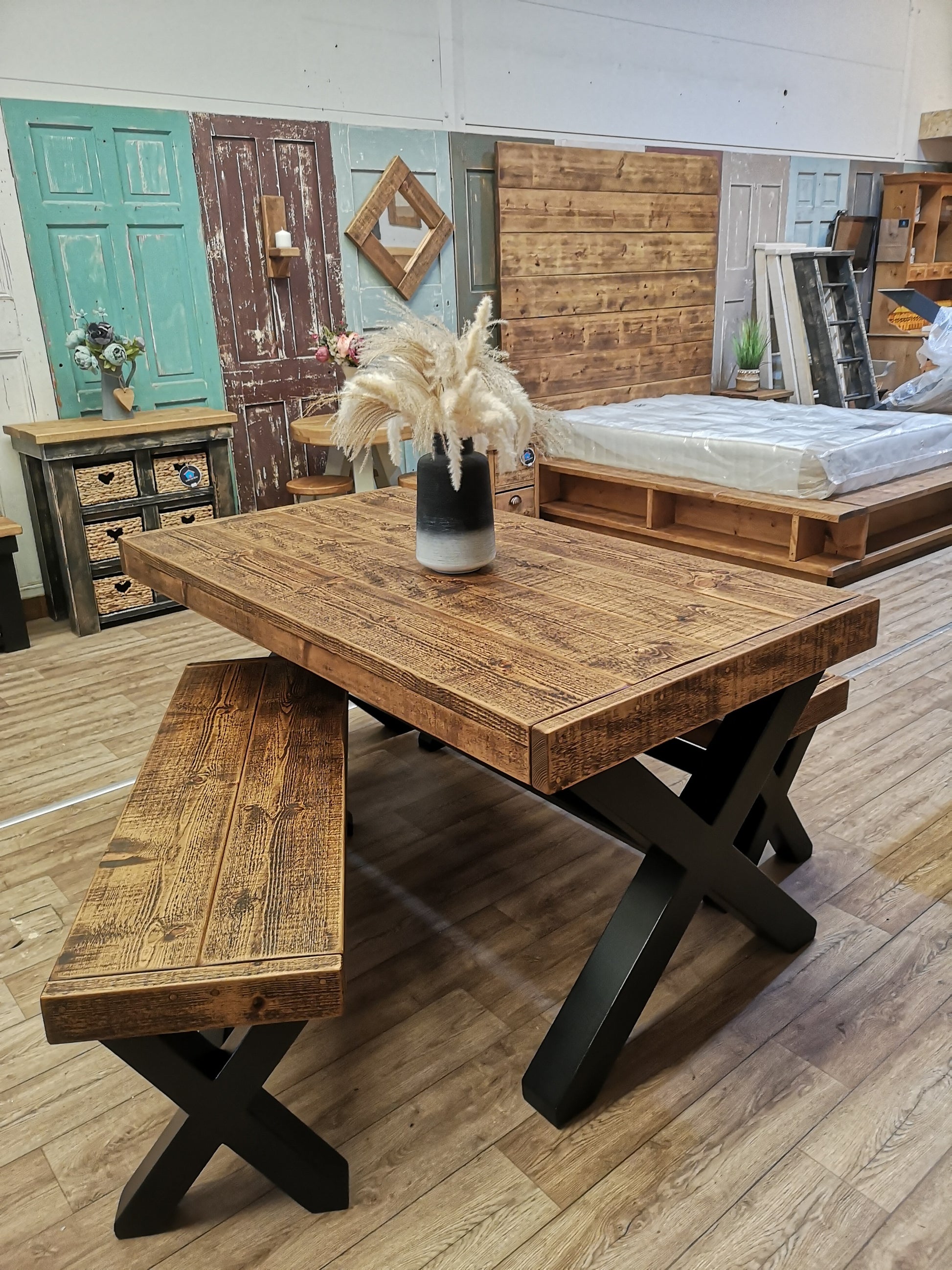 Jacobean & Pitch Black (solid)