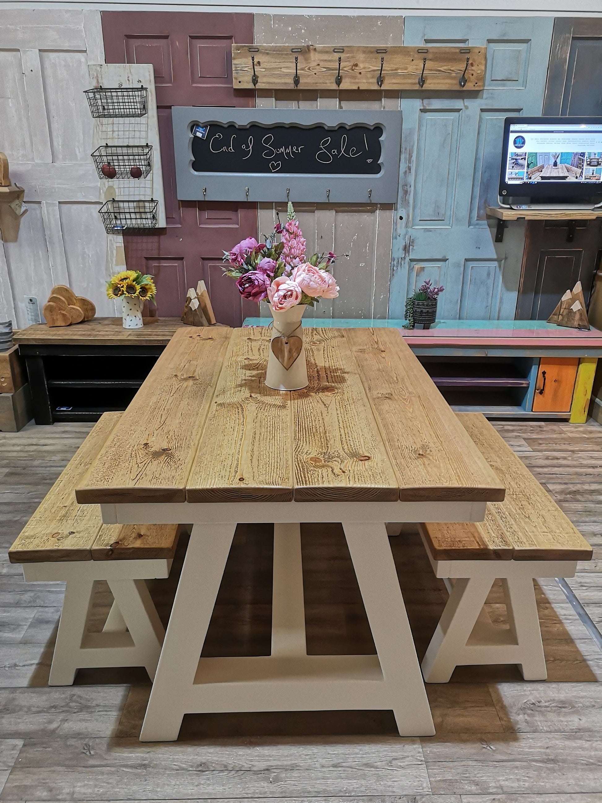 Light Oak & Pale Mortlake 