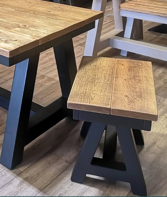 Medium Oak & Pitch Black (solid)