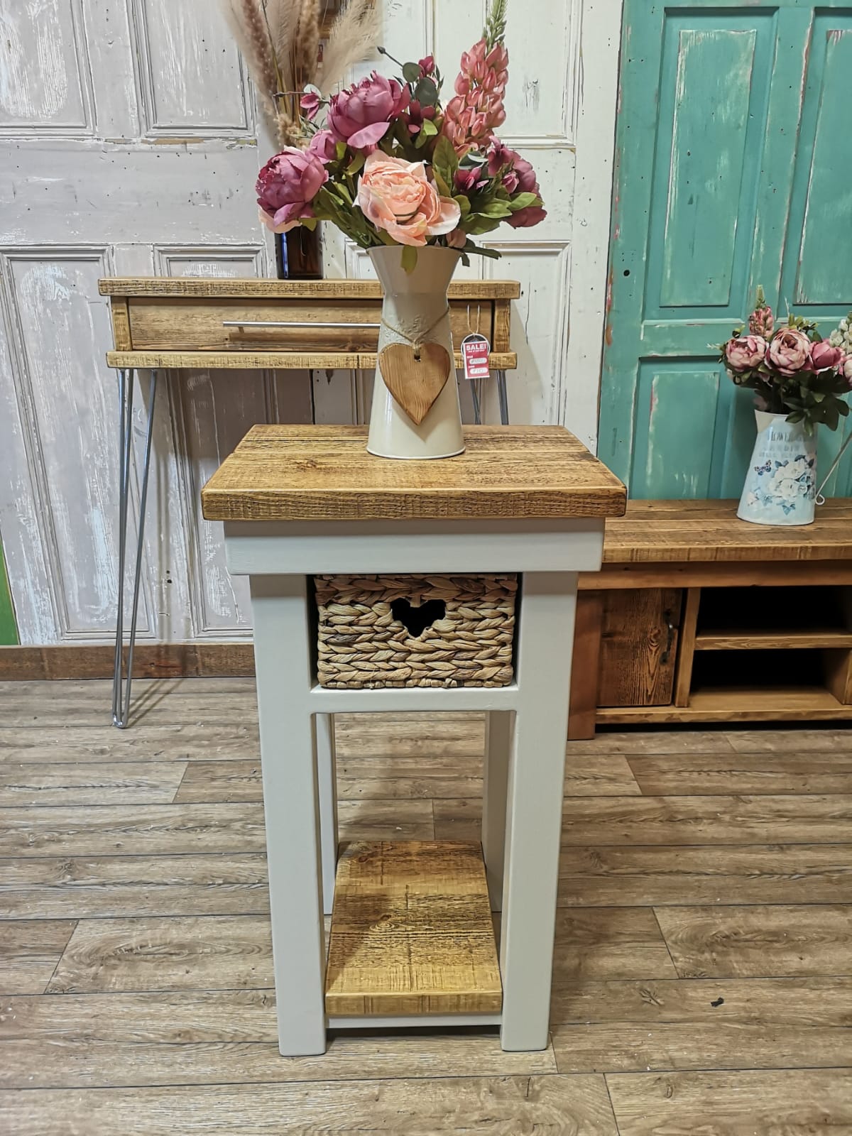 1 Basket in Medium Oak & Pale Mortlake Solid with Shelf